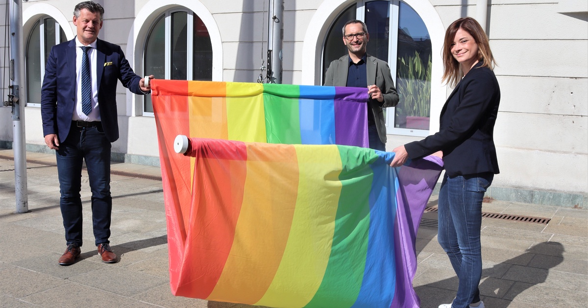 Regenbogenfahne vor dem Rathaus
